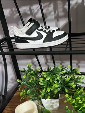 Kids 11c Nike White and Black Low-Top Sneakers